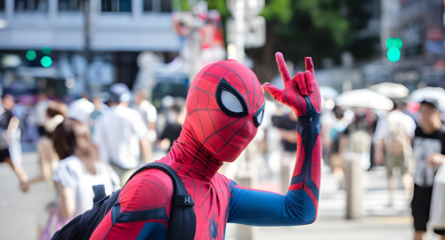 Spider-Man contro Odissea: la sfida al botteghino che infiamma l'estate